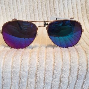NWT blue mirrored aviator sunglasses UV-rated